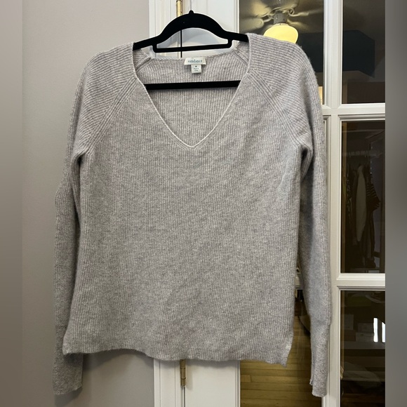 Sundance Light Gray v-neck, long sleeve cashmere sweater size M Like new - Picture 4 of 8